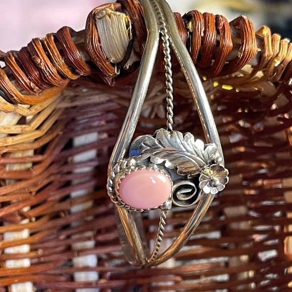 Pink Conch Sterling Silver Squash Cuff Native Signed by Artist “Y” Yazzie - Picture 2 of 3